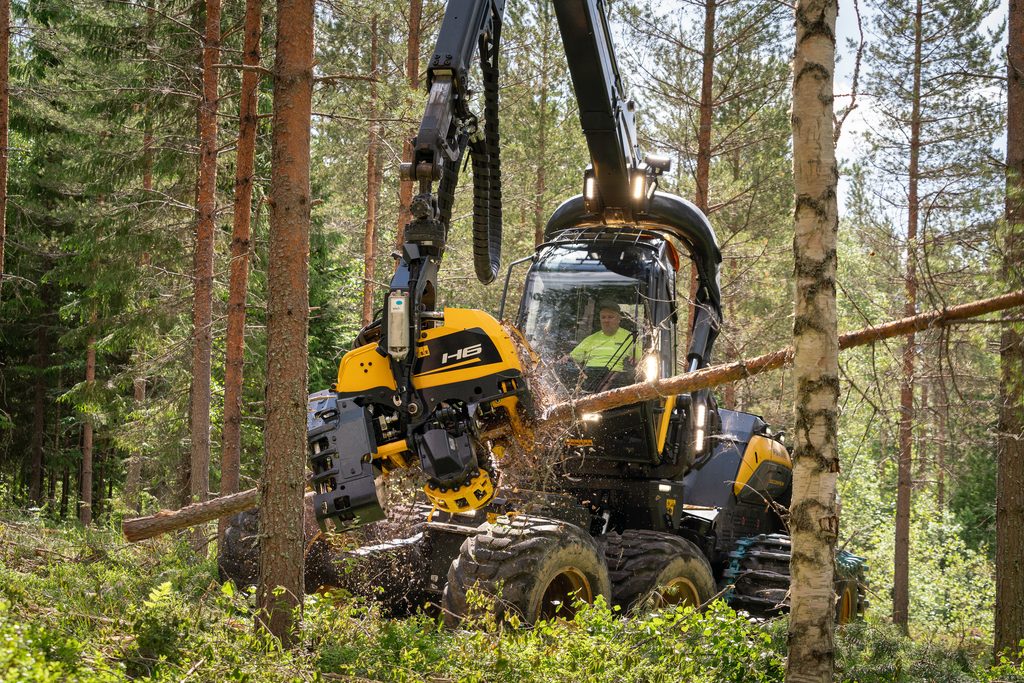 Od probírek až po mýtní těžbu nabízí nová harvestorová hlavice Ponsse NEW H6 vždy všestranné a výkonné řešení.