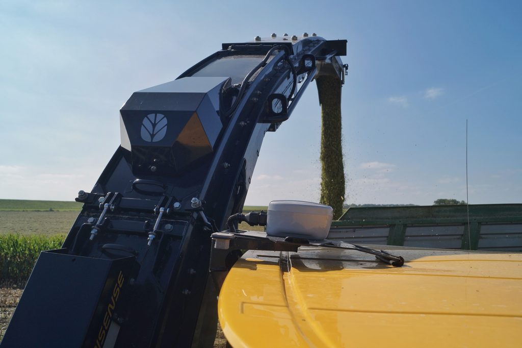 Vysokorychlostní kamera systému ForageCam ve výmetném komínu řezačky Foto New Holland