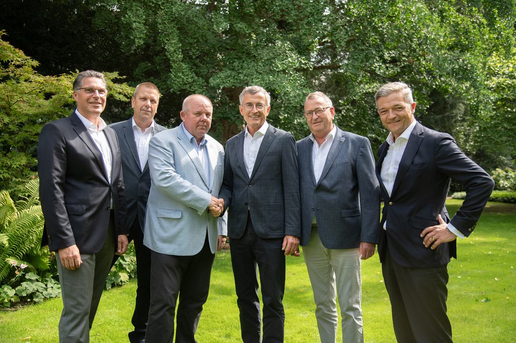 Zleva: Dr. Benjamin Schutte (Senior Vice President CLAAS Region střední Evropa), Jochen Comolle (akcionář BLT),
Josef Trávníček (předseda představenstva společnosti AGRALL), Helmut Rothe (Generální ředitel společnosti BLT),
Michael Branding (akcionář BLT), Arved von Bieberstein (Senior Vice President Global CLAAS Retail)