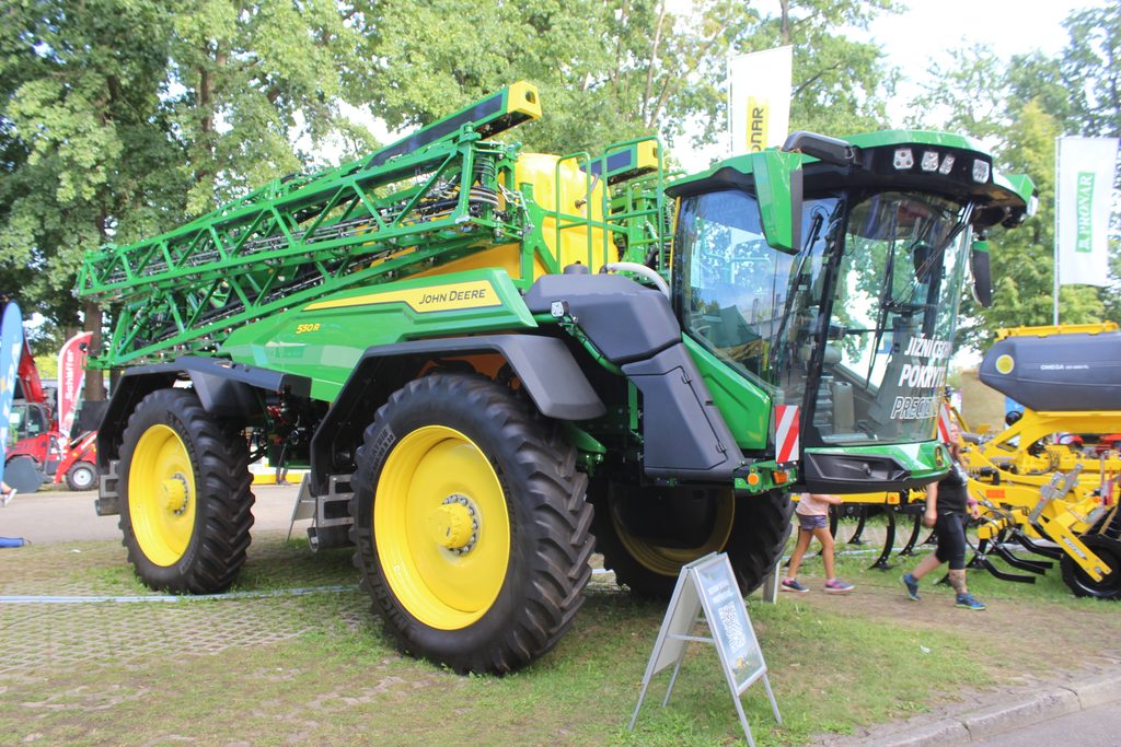 Postřikovač John Deere 550R je poháněn motorem PowerTech PSS se zdvihovým objemem 6,8 l a výkonem 280 k.