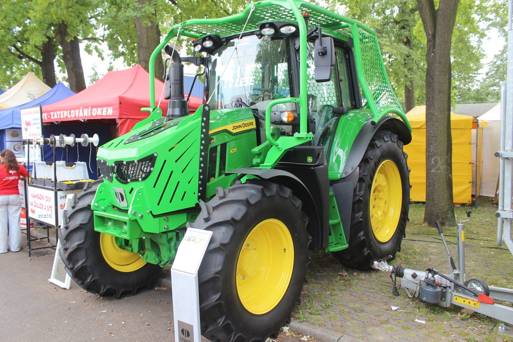 Kompletní zakrytí přední části kapoty, lanové rozrážeče větví i ochranná klec kolem kabiny poukazovaly na důkladné zabezpečení traktoru John Deere 6M 105 před poškozením větvemi apod.