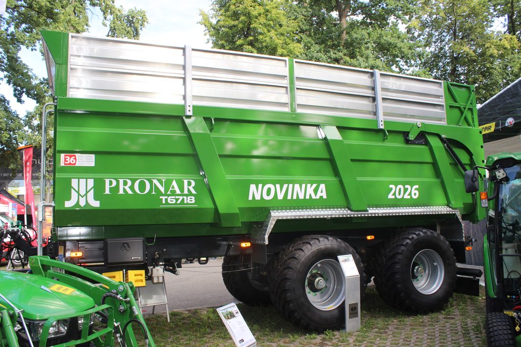 Pronar T6718 je z nové profesionální řady objemových návěsů Pronar HD. 