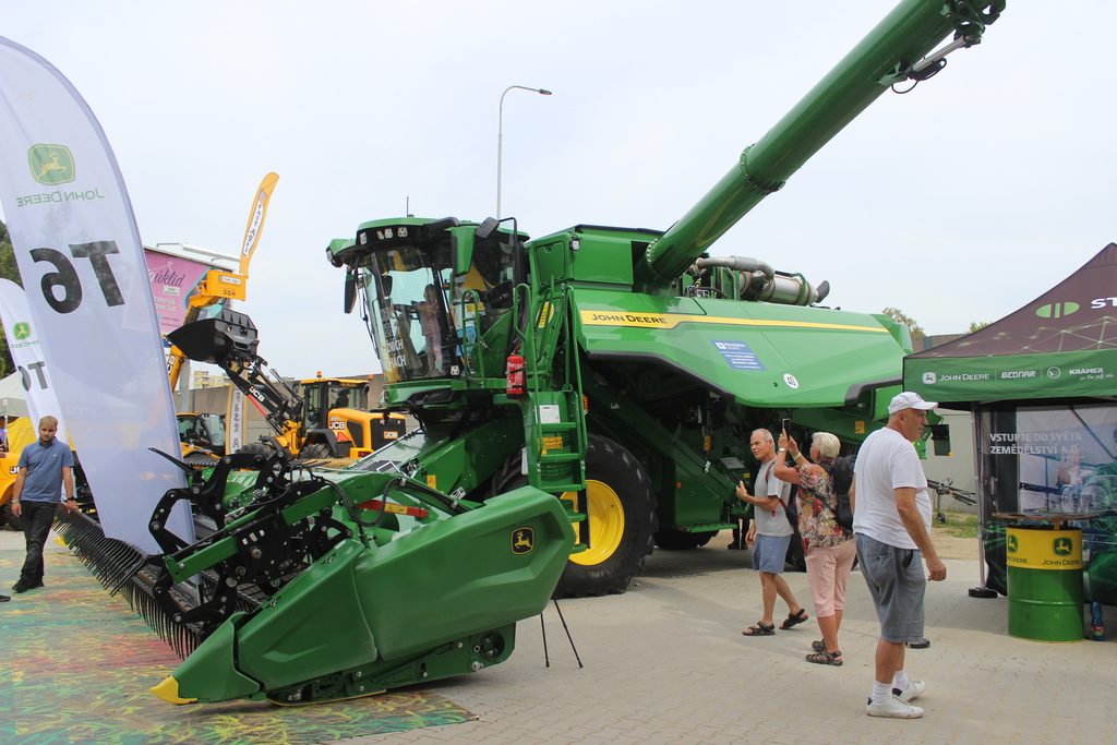 Ve spodní části výstaviště na veletrhu Země živitelka čekala na své obdivovatele sklízecí mlátička John Deere T6 700 Hillmaster.