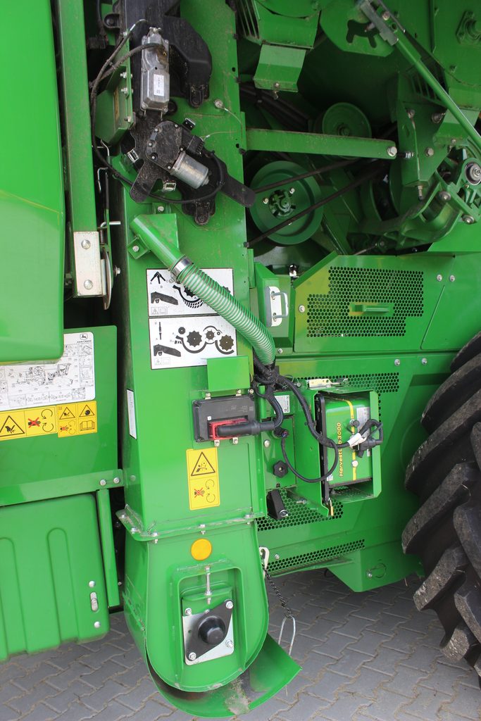 Na dopravníku zrna sklízecí mlátičky John Deere T6 700 byl instalován systém HarvestLab, sloužící k analýze různých složek sklízených plodin.