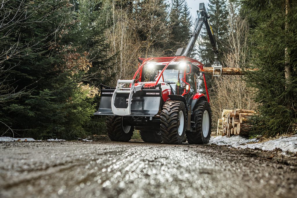 Výstavu doplní Steyr Profi CVT, který demonstruje všestrannost traktorů Steyr pro nejrůznější úkoly a požadavky zákazníků v oblasti lesnictví.