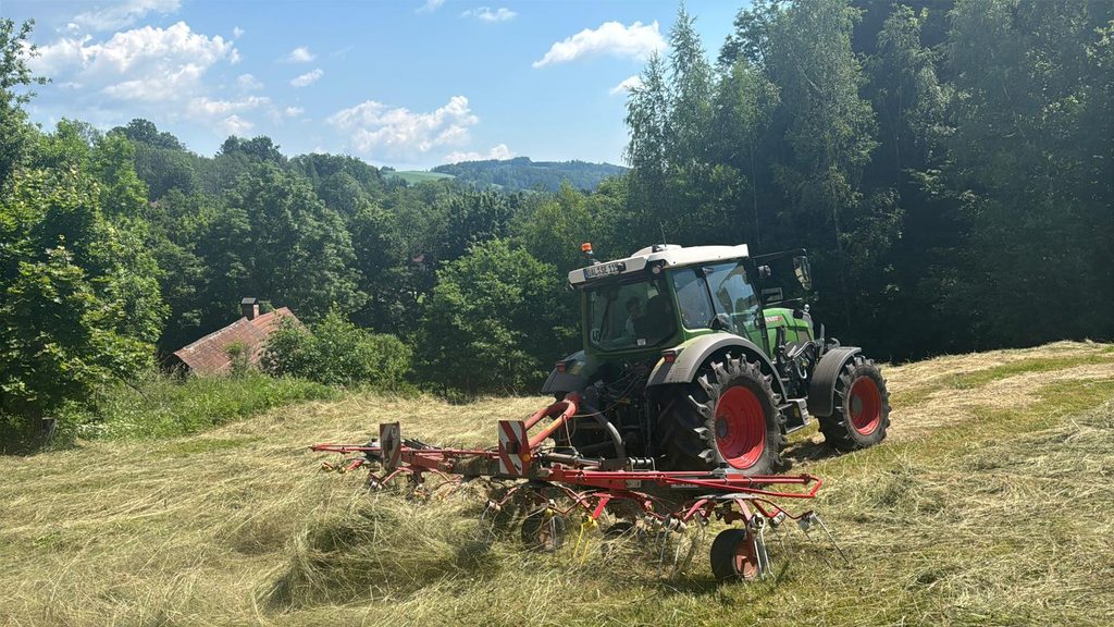 MUDr. Jan Válek se kromě gastroenterologie věnuje také samostatně fungující biofarmě. Měl možnost si po dobu jednoho měsíce vyzkoušet elektrický traktor Fendt e107 Vario.