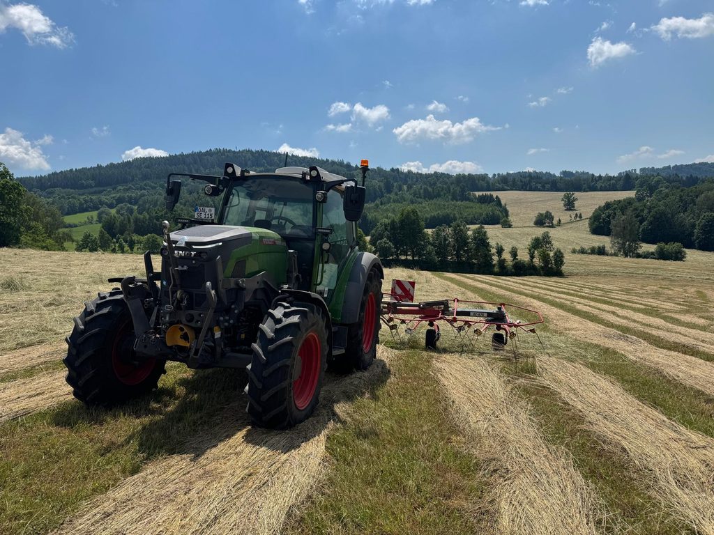 Při všem, co šlo na malé farmě použít, byl elektrický Fendt e107 Vario vyzkoušený – doprava materiálu s malým vlekem do 4 t, sečení, obracení, nahrabování, stohování, sbírání balíků sena či senáže nebo krmení.