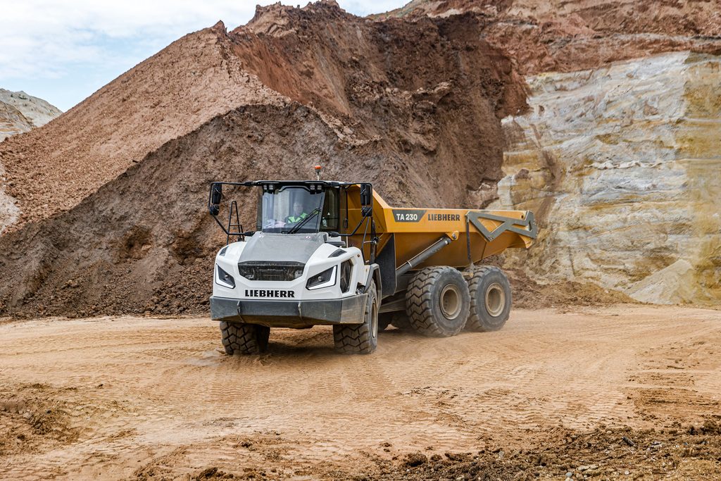 I oba dampry Liebherr TA 230 Litronic plně využívají své přednosti v areálu pískovny a štěrkovny.