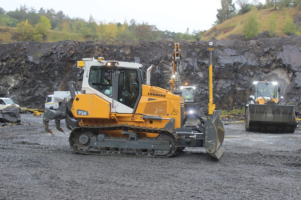 PR 716 s motorem o výkonu 97 kW, tj. 132 k je nejmenší model, dále vyrábí firma Liebherr ještě buldozery s hmotností až 73 189 kilogramů.