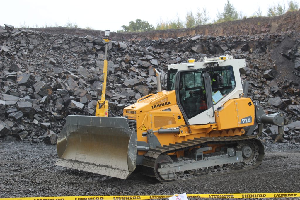 Buldozer Liebherr PR 716 disponoval asistenčním systémem Free Grade, který pomáhá aktivně stabilizovat radlici při vytváření rovných ploch, nájezdů a hrází s podélným a příčným sklonem.