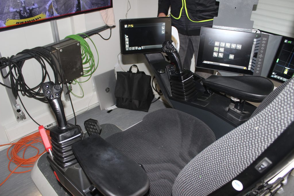 Strojník má v kabině buldozeru pohodlnou sedačku a funkce ovládá pomocí joysticku.
