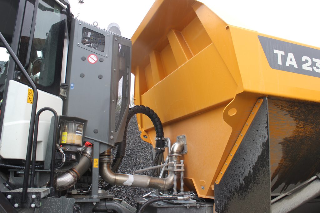 Liebherr TA 230 Litronic generace osm má standardně vyhřívání korby spalinami z motoru.