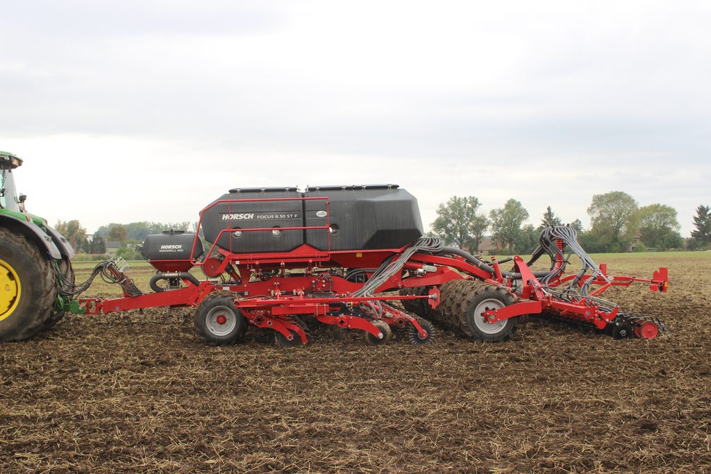 Secí stroj Horsch Focus 6.50 ST F v kombinaci se secím strojem MiniDrill má trojici zásobníků a mnoho možností, kam budou jednotlivé produkty distribuovány.