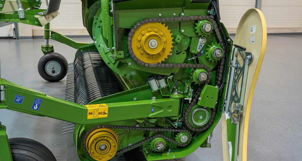 Automatické mazání řetězů s aktivně poháněným olejovým čerpadlem, dvěma mazacími kartáčky a velkou olejovou nádrží zajišťuje průběžné mazání všech hnacích řetězů.