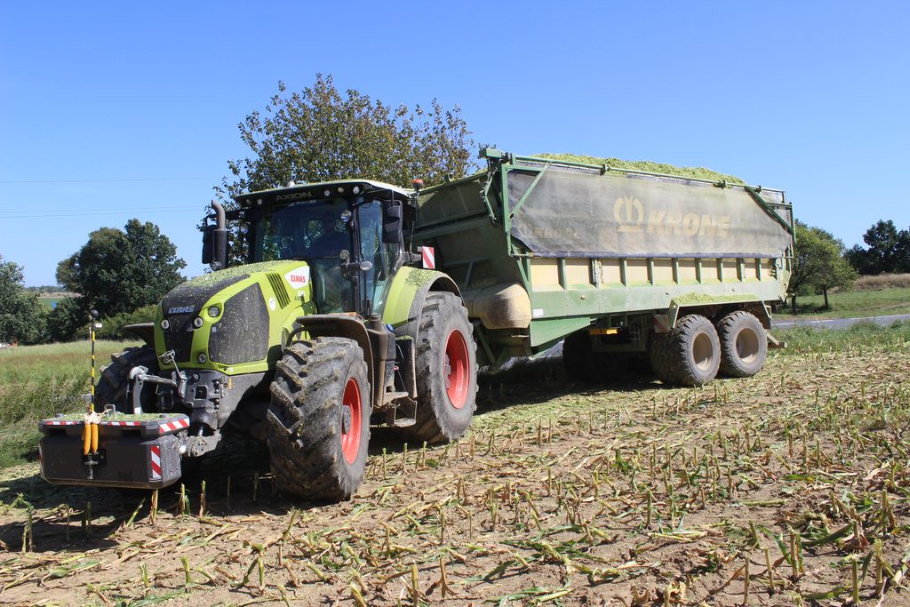 Mimořádně efektivní posilou v oblasti dopravy ve společnosti Agrosumak bude víceúčelový návěs Krone GX 440 na tandemovém podvozku a s užitečným zatížením 16 000 kg.