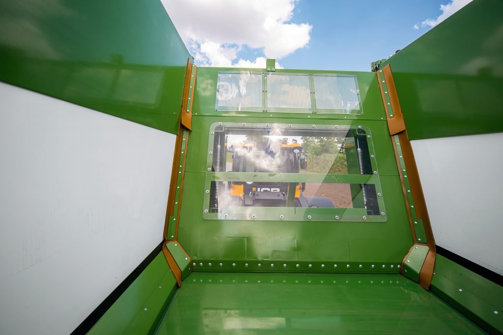 Návěs Krone GX 440 Pro prokázal precizně provedené utěsnění korby i čelní posuvné stěny.