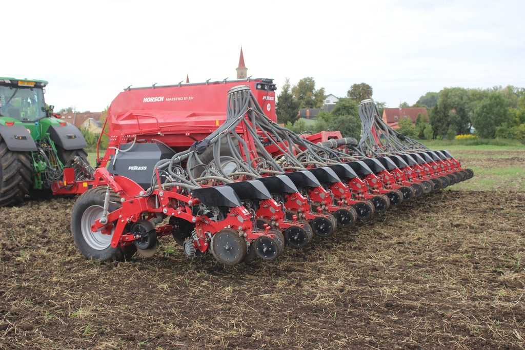 Maestro 31 SV Split Row výborně uspokojí požadavky podniků, které na velkých výměrách orné půdy praktikují setí na konečnou vzdálenost různých kultur.