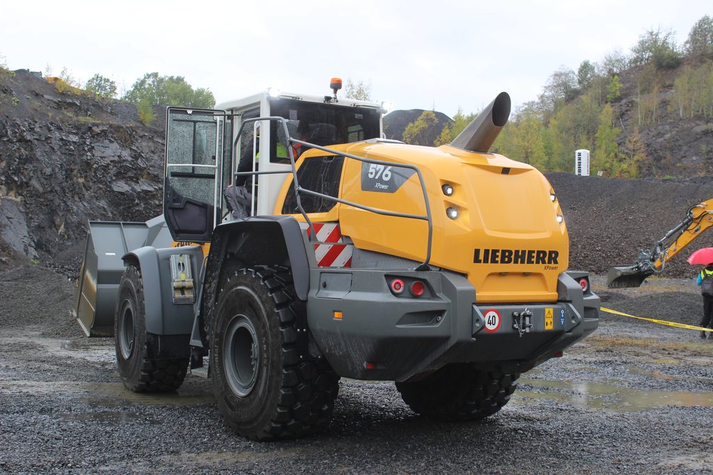 Kový nakladač Liebherr XPower L 576 má hmotnost 25,8 t a výkon šestiválcového motoru 218 kW, tj. 296 k.