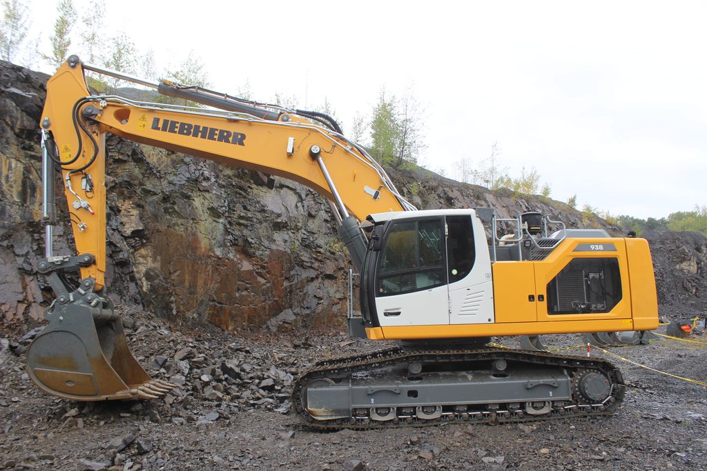 Na akci Liebherr on Tour 2026 nechybělo divácky atraktivní velké pásové hydraulické rypadlo Liebherr R 938.