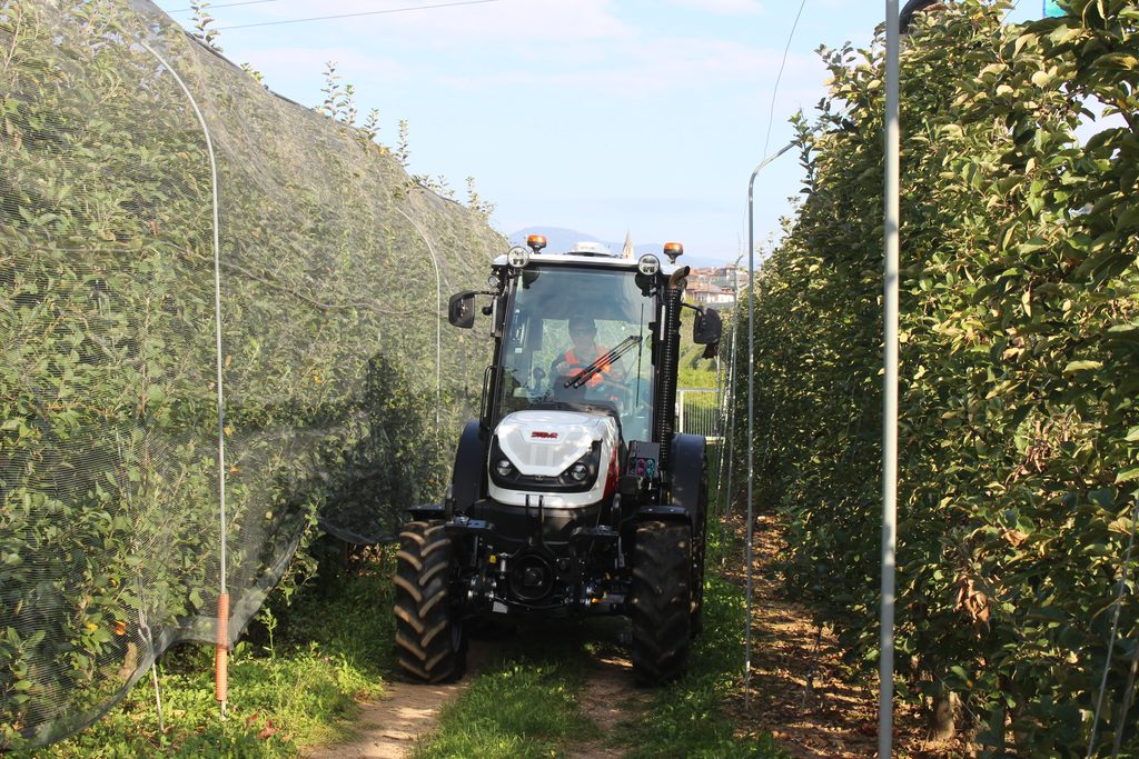 Svou celkovou šířkou nový traktor odpovídá volnému prostoru v porostech například sadů.