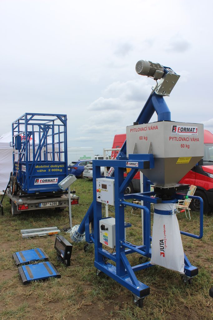 Poloautomatická linka s pytlovací váhou od firmy Format 1 a mobilní dobytčí váha DVM s nosností 2000 kg